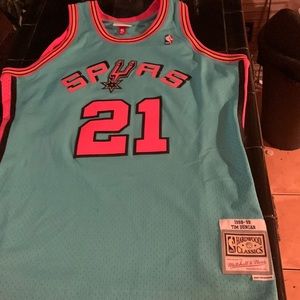 Tim Duncan (Mitchell & Ness/Swingman Collection).